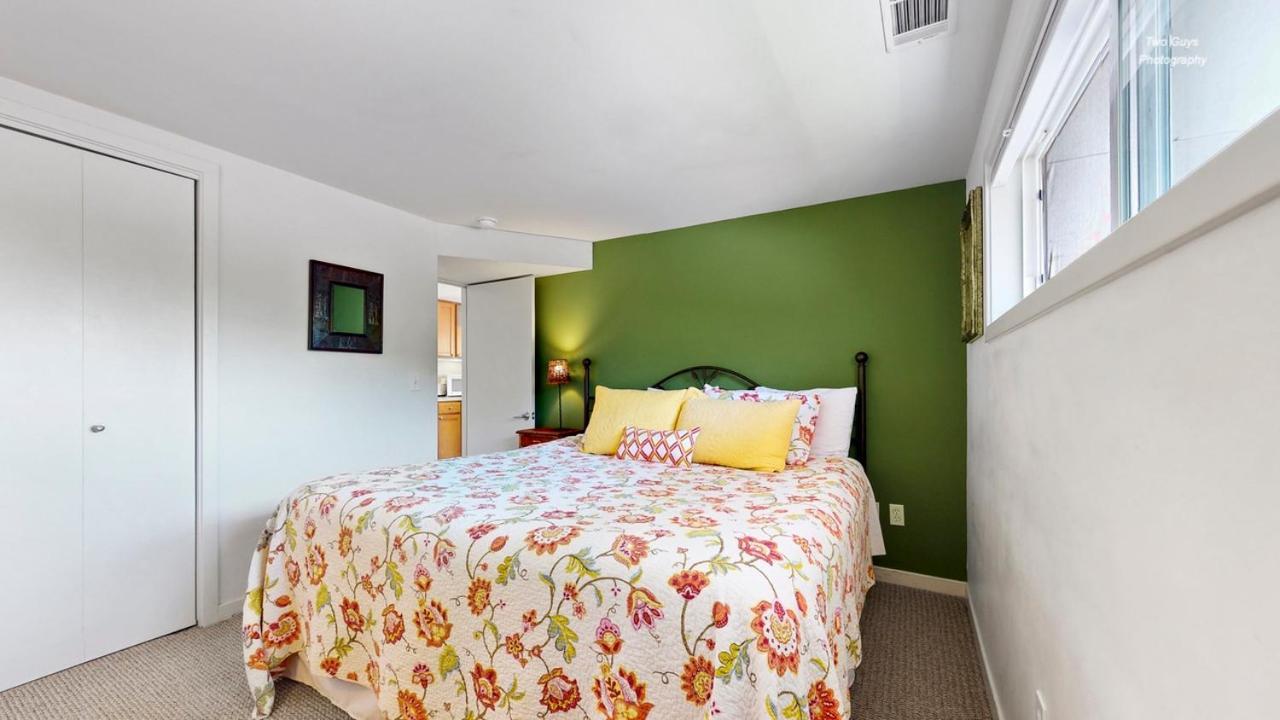 Holiday Hill Resort Saugatuck Extérieur photo