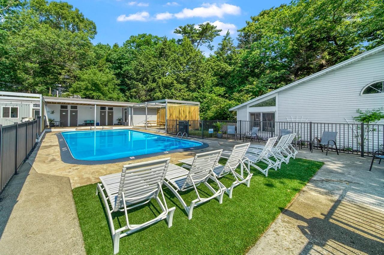 Holiday Hill Resort Saugatuck Extérieur photo